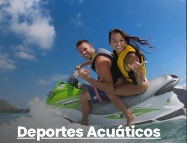 Pareja en moto de agua practicando deportes acuáticos