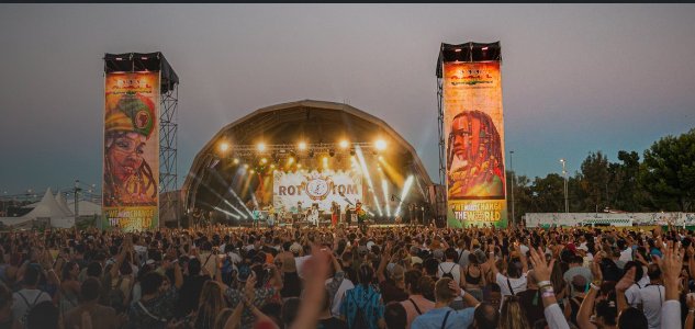 Público en un festival de música internacional