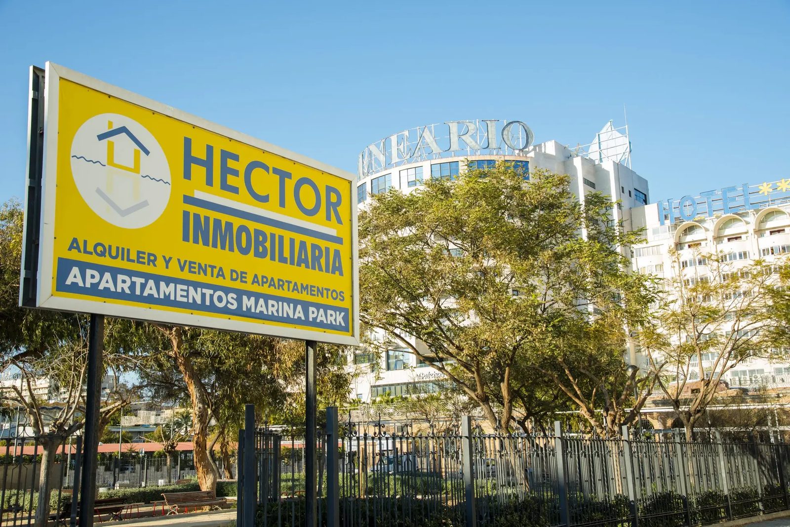 Cartel de Inmobiliaria Héctor en Oropesa del Mar